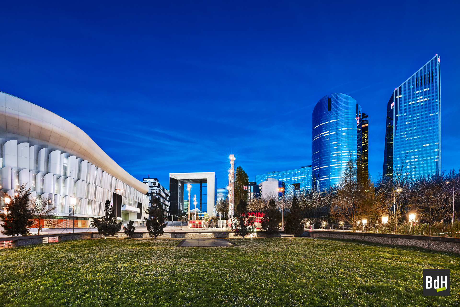 Perspective des Jardins de Nanterre avec la salle Paris La Défense Arena, la Grande Arche, les tours Chassagne et Alicante, Nanterre et Puteaux, France