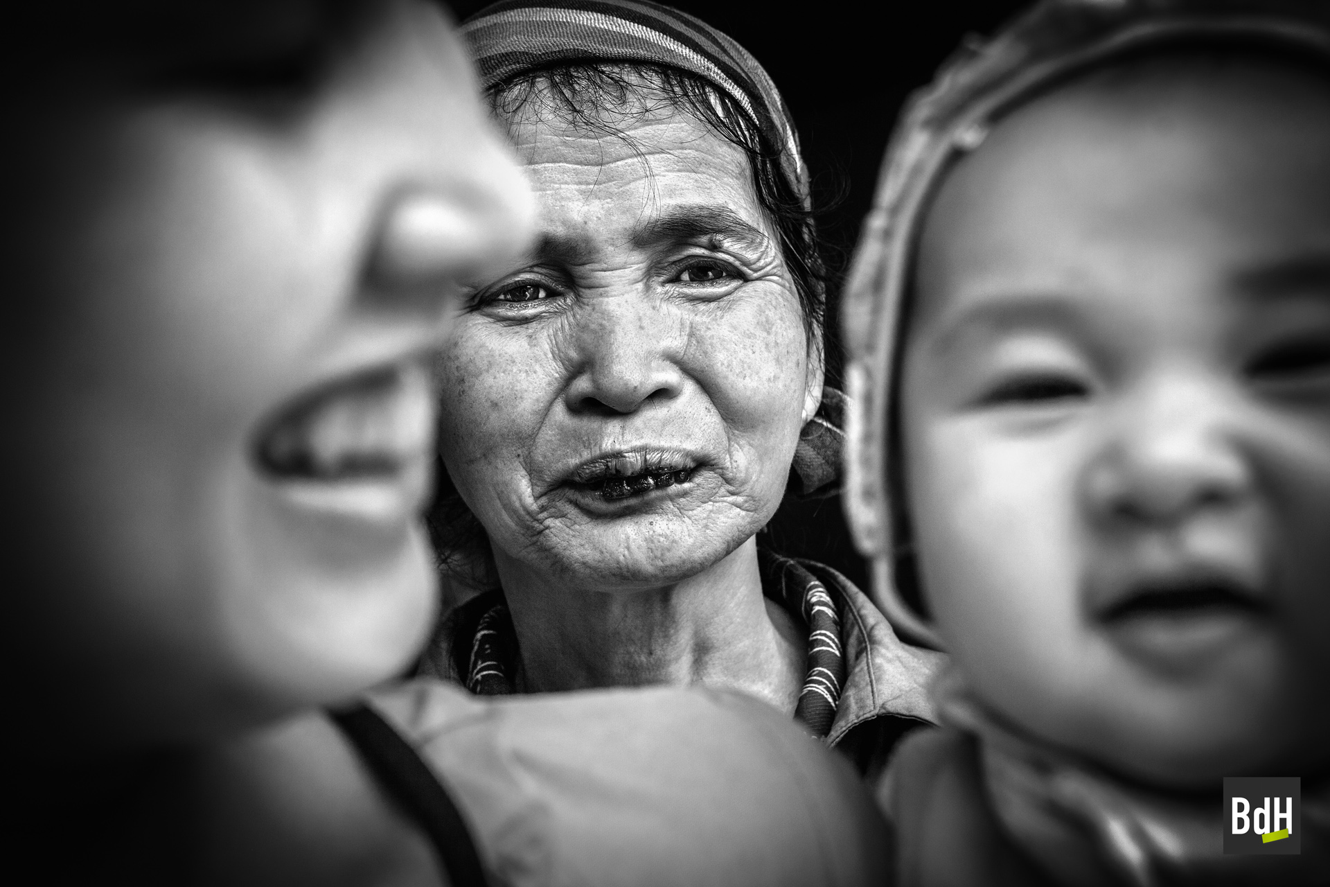 Portrait d'une famille sur trois générations dont la grand-mère aux dents noircies à Mai Chau, Tonkin, Vietnam 2012