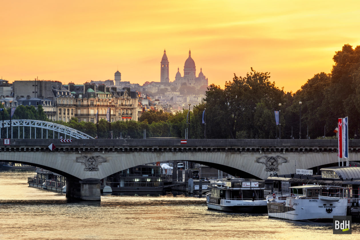 La Basilique du Sacré-Coeur, la Seine et le Pont d'Iéna au lever de soleil à Paris, France