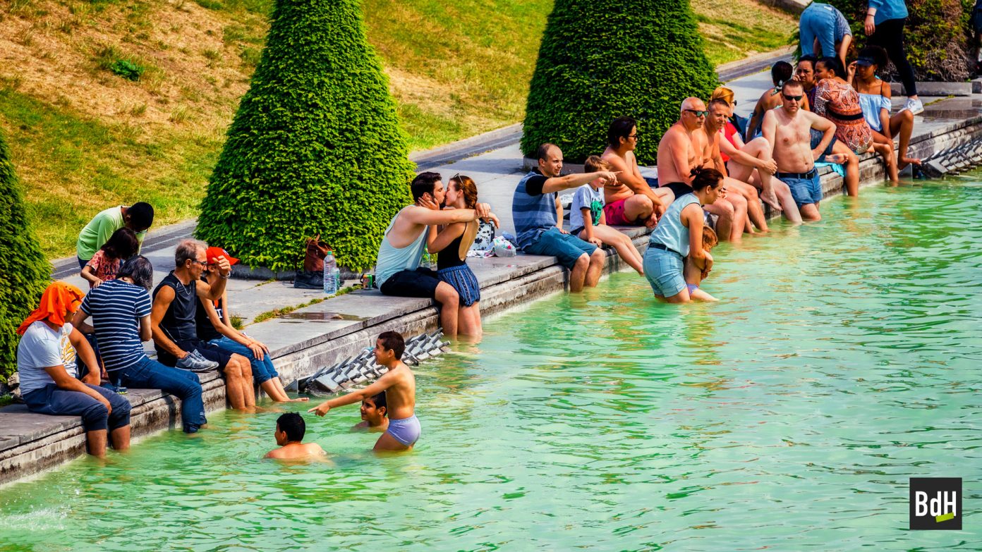 Des gens se baignent dans le bassin de la fontaine de Varsovie dans le Jardin du Trocadéro. Record de température à 32°6c pour un 28 Mai 2017 à Paris, France