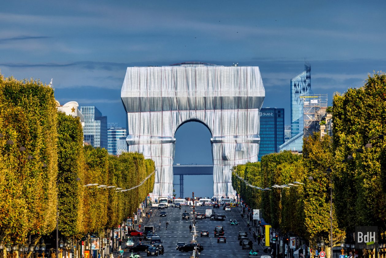 L'Arc de Triomphe emballé par Christo et l'Avenue des Champs Élysées le 19 septembre 2021 à Paris, France.