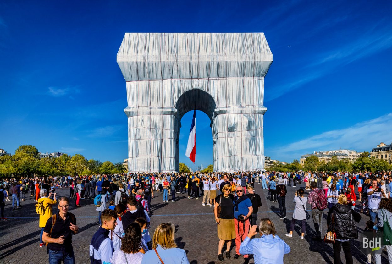 L'Arc de Triomphe emballé par Christo et la foule Place Charles de Gaulle le 25 septembre 2021 à Paris, France.