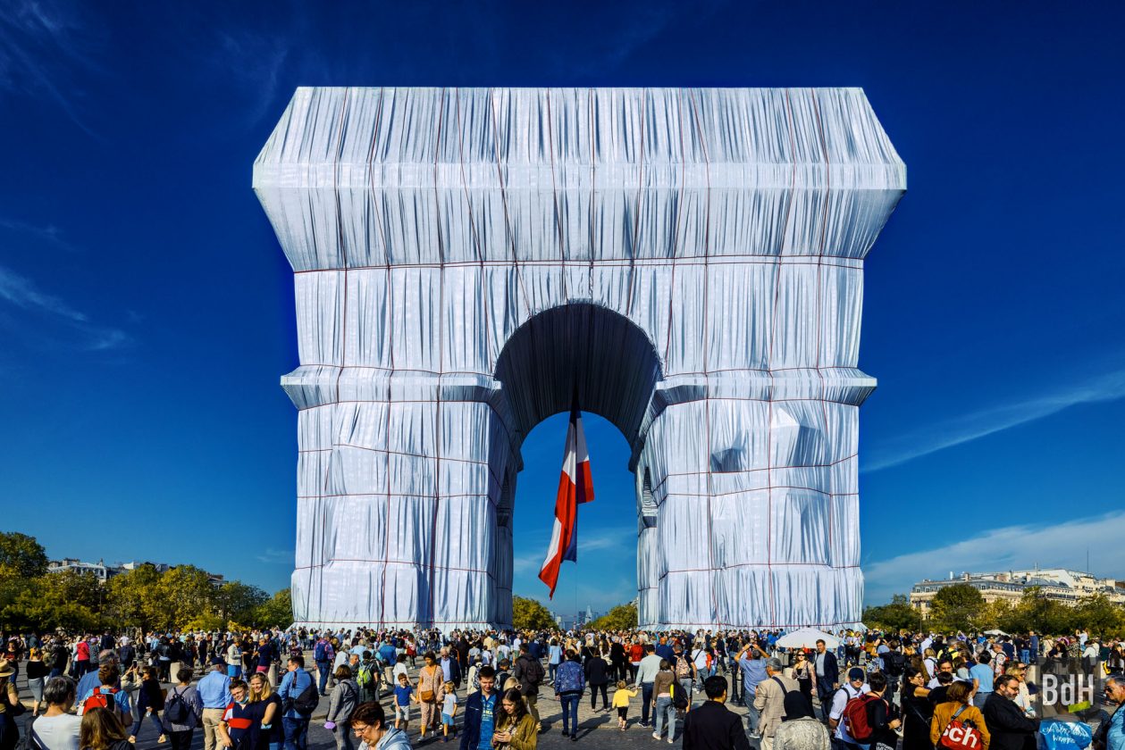 L'Arc de Triomphe emballé par Christo et la foule Place Charles de Gaulle le 25 septembre 2021 à Paris, France.