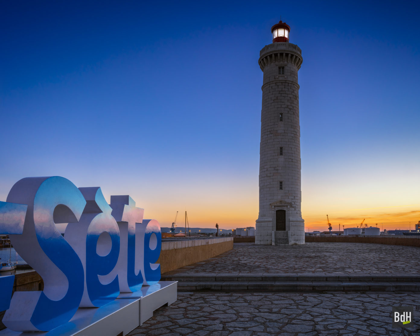 Le phare du môle Saint-Louis au soleil levant à Sète, France