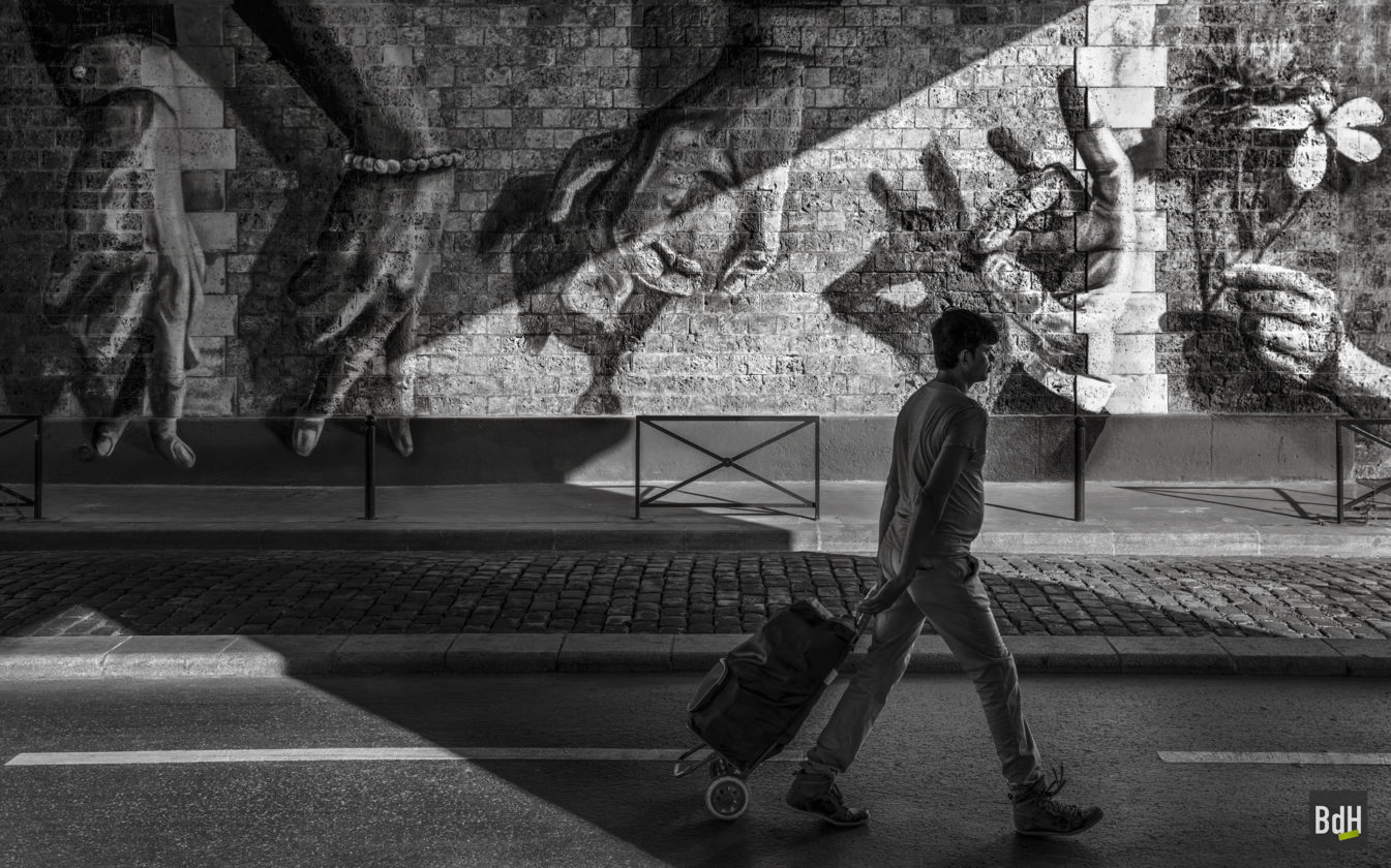 Street Art avec des mains Quai de la Marne à Paris, France