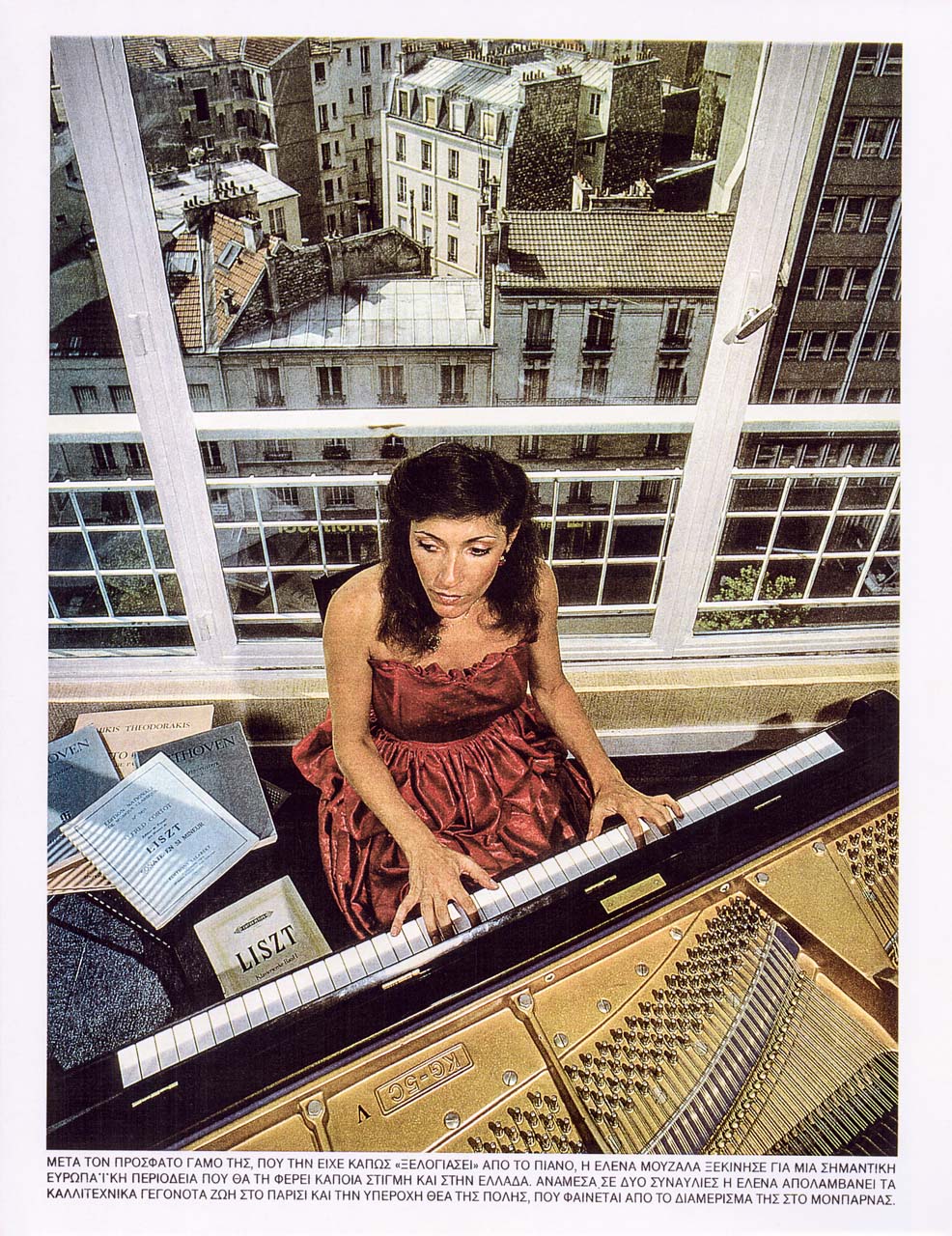 Elena MOUZALAS, pianiste, à son domicile dans le 15e arrdt de Paris en 1989.