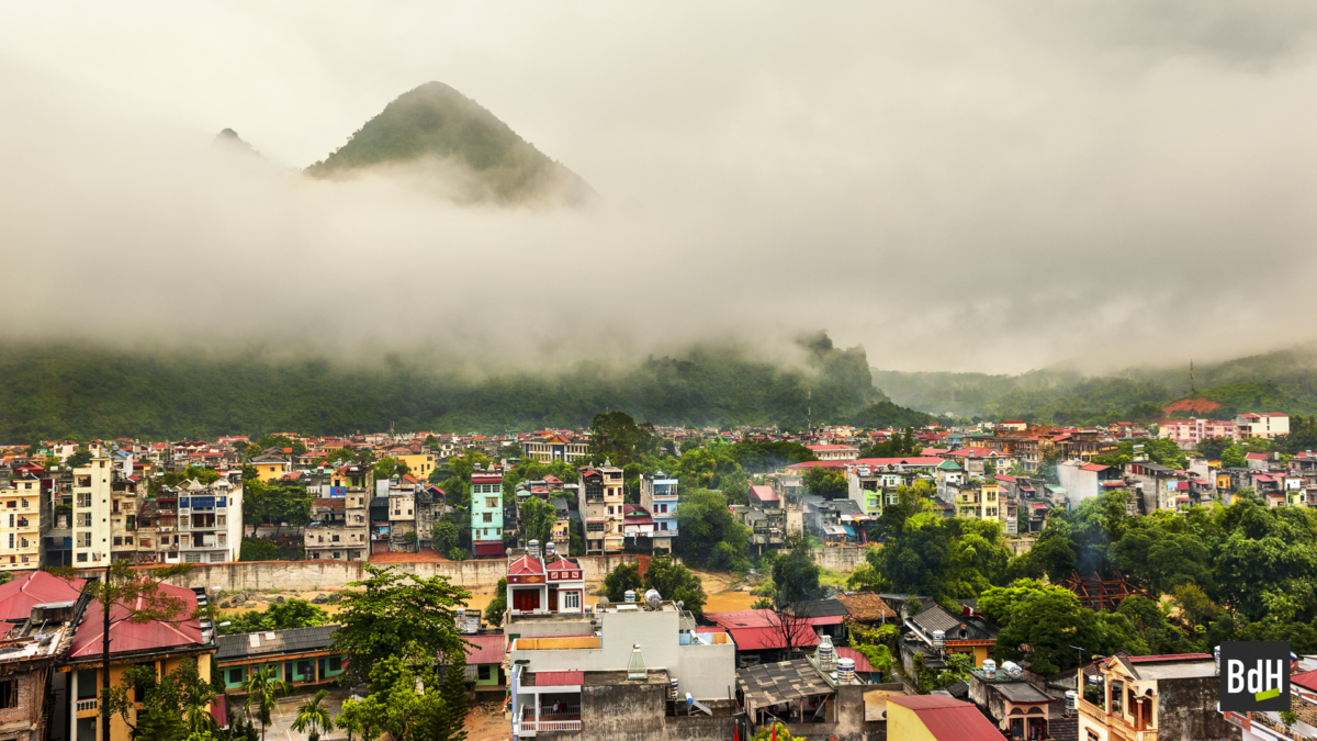 Ville de Ha Giang dans la brume, Haut Tonkin, Vietnam