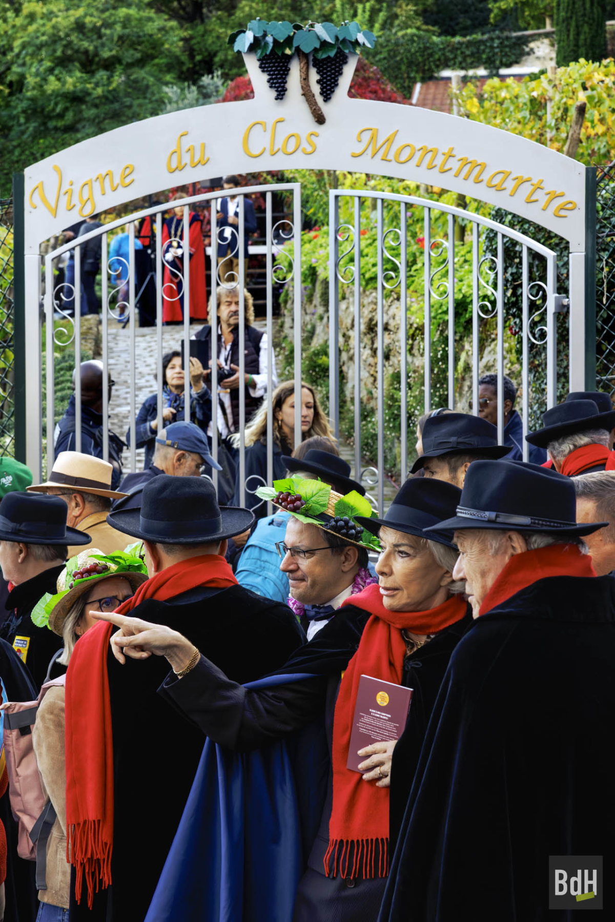 90ème anniversaire de 'La Fête des Vendanges de Montmartre' le 14 Octobre 2023. Membres du gouvernement de la République de Montmartre avec chapeaux noirs et écharpes rouges devant l'entrée de la vigne du Clos Montmartre