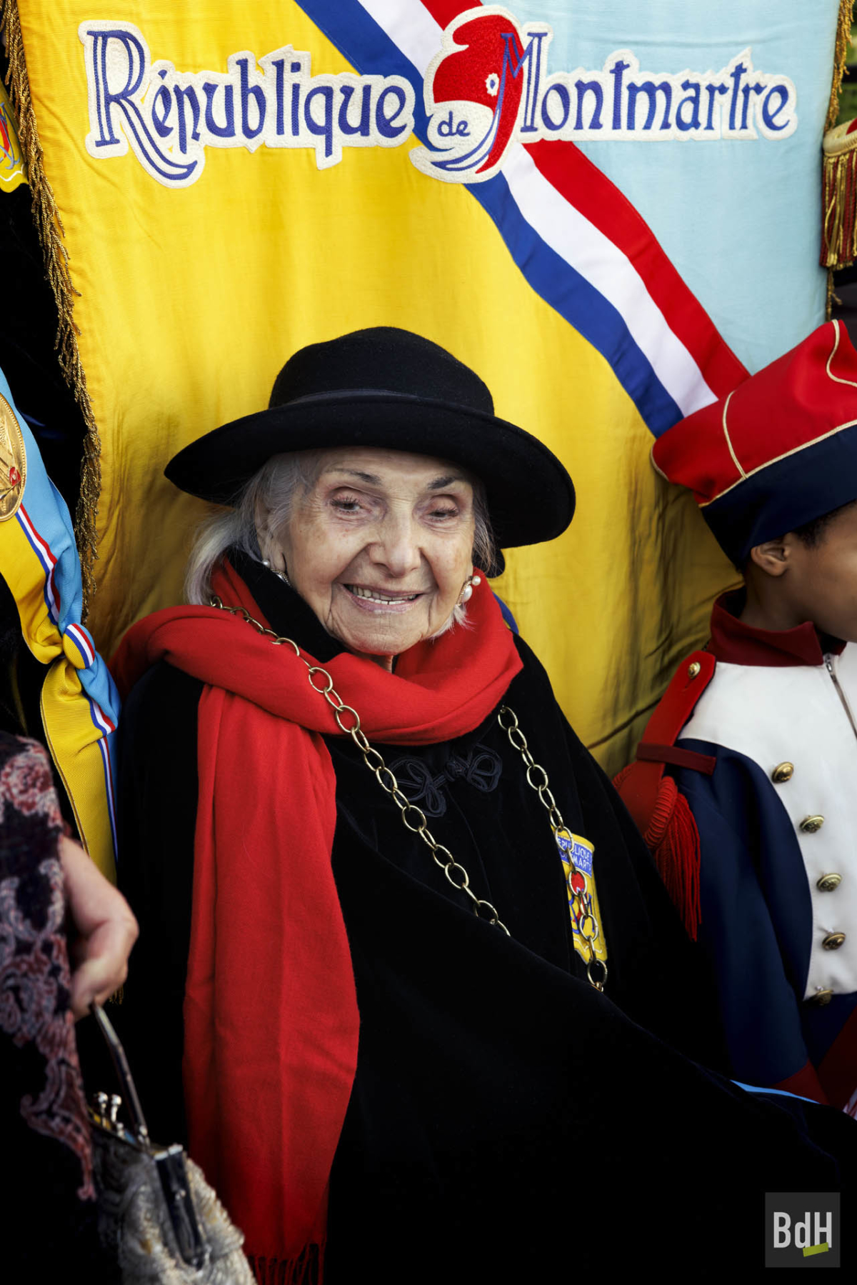 90ème anniversaire de 'La Fête des Vendanges de Montmartre' le 14 Octobre 2023. Serpolette Maurin, centenaire de la République de Montmartre avec la médaille de la Ville de Paris reçue pour son anniversaire