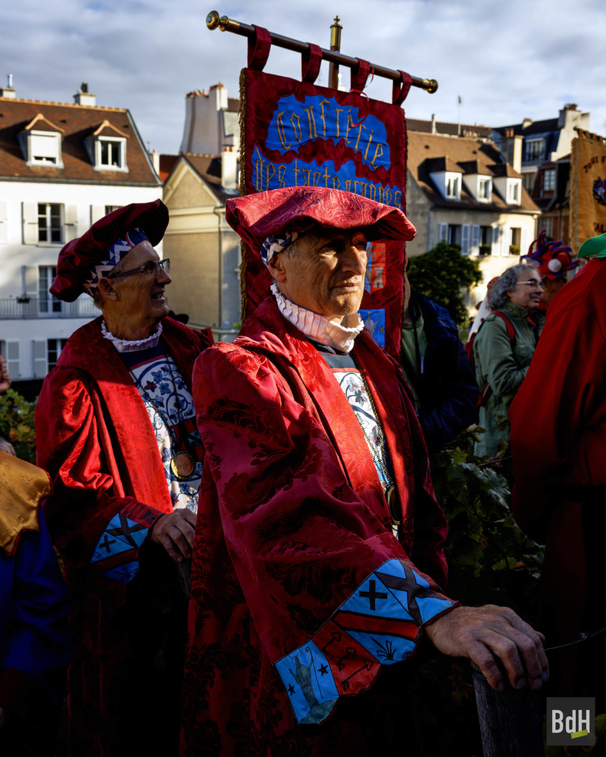 90ème anniversaire de 'La Fête des Vendanges de Montmartre' le 14 Octobre 2023. La vigne du Clos Montmartre. Membres de la confrérie des Taste Grappes des Terroirs d'Avignon