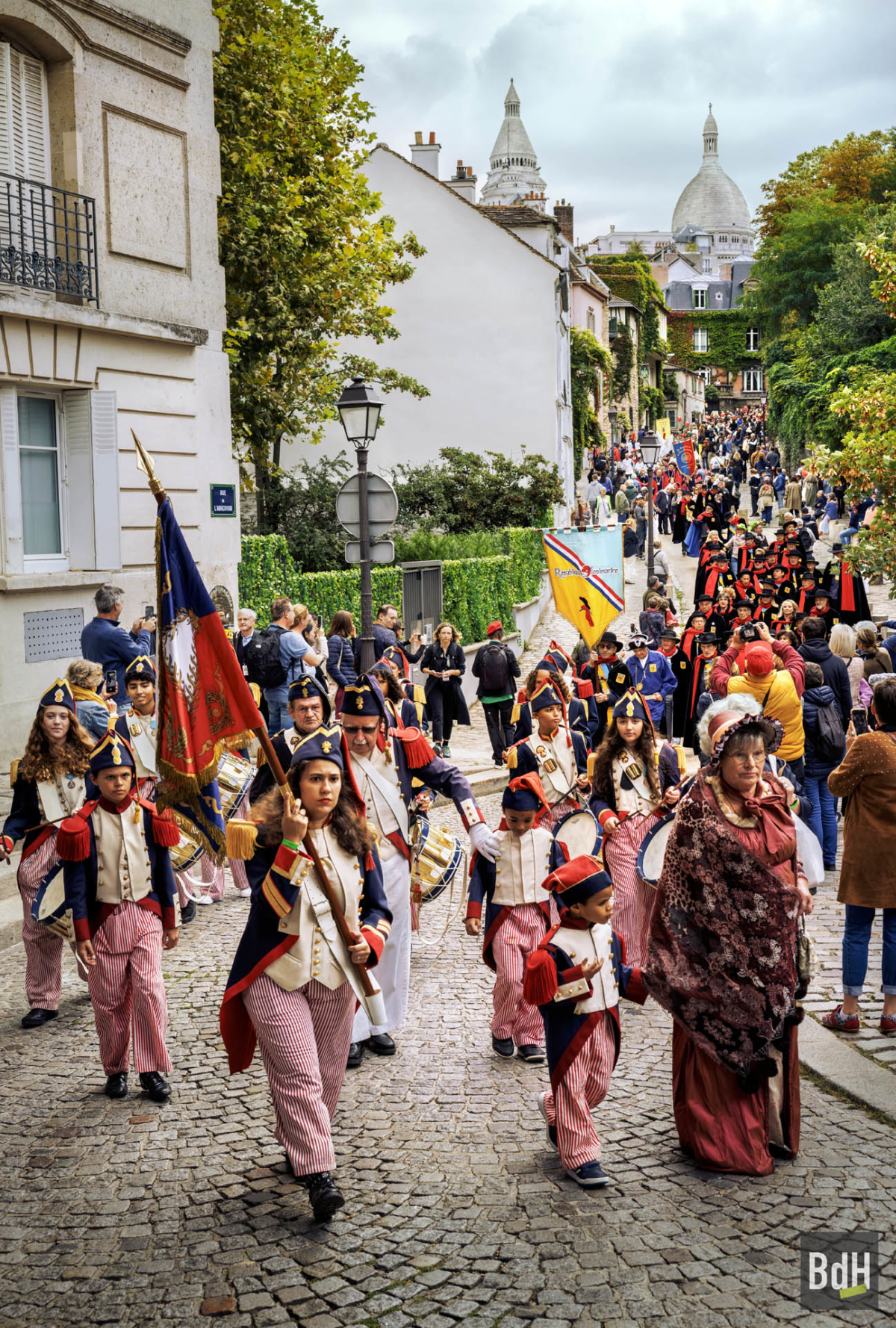 Le défilé avec les P'Tits Poulbots rue de l'Abreuvoir lors du 90ème anniversaire de 'La Fête des Vendanges de Montmartre' le 14 Octobre 2023.